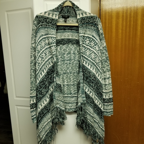 ☃️Jessica Simpson patterned knit cardigan with fringe - Picture 2 of 2